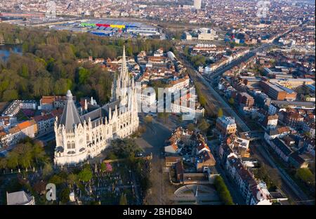 Bruxelles, Laeken, Belgio, 8 aprile 2020: Veduta aerea della Chiesa di nostra Signora di Laeken - Église Notre-Dame de Laeken Foto Stock