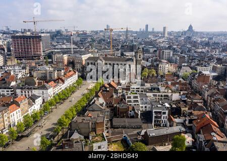 Bruxelles, Belgio - 18 aprile 2020 - veduta aerea del Quai aux Briques e della chiesa di Sainte-Catherine, antico e popolare quater a Bruxelles, vista durante la confi Foto Stock