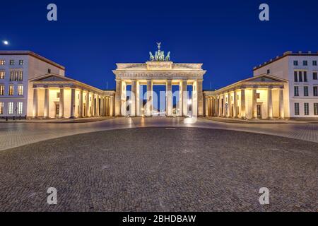 Panorama della famosa porta di Brandeburgo illuminata a Berlino di notte senza persone Foto Stock