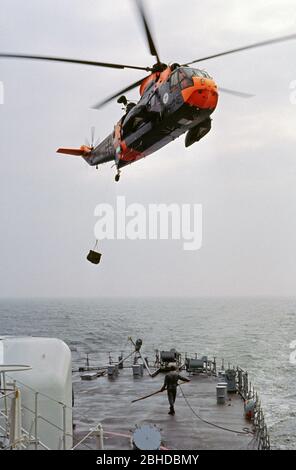 Sar Helicopter della Marina tedesca che raccoglie l'ispettore della Marina, Ansgar Bethge, e scorta alla nave da addestramento Deutschland, 26 maggio 1982, Mar Baltico, Germania Foto Stock