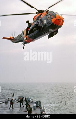 Sar Helicopter della Marina tedesca che raccoglie l'ispettore della Marina, Ansgar Bethge, e scorta alla nave da addestramento Deutschland, 26 maggio 1982, Mar Baltico, Germania Foto Stock