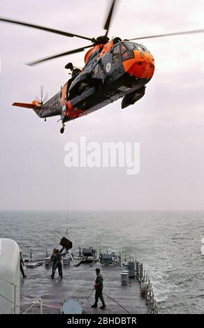 Sar Helicopter della Marina tedesca che raccoglie l'ispettore della Marina, Ansgar Bethge, e scorta alla nave da addestramento Deutschland, 26 maggio 1982, Mar Baltico, Germania Foto Stock