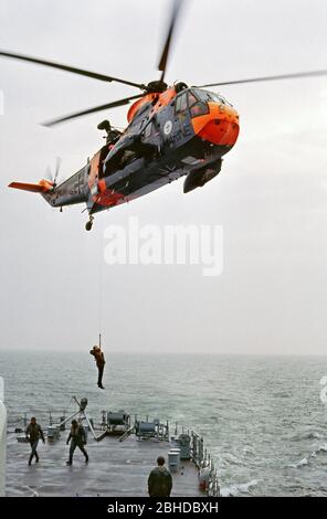 Sar Helicopter della Marina tedesca che raccoglie l'ispettore della Marina, Ansgar Bethge, e scorta alla nave da addestramento Deutschland, 26 maggio 1982, Mar Baltico, Germania Foto Stock