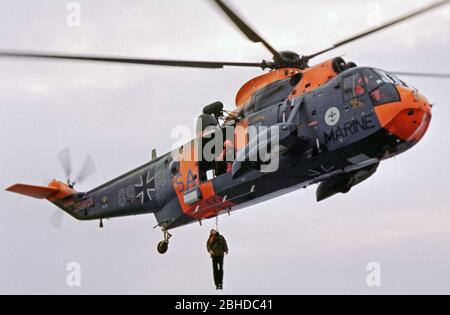 Sar Helicopter della Marina tedesca che raccoglie l'ispettore della Marina, Ansgar Bethge, e scorta alla nave da addestramento Deutschland, 26 maggio 1982, Mar Baltico, Germania Foto Stock