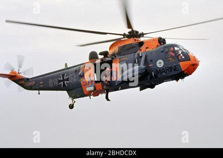 Sar Helicopter della Marina tedesca che raccoglie l'ispettore della Marina, Ansgar Bethge, e scorta alla nave da addestramento Deutschland, 26 maggio 1982, Mar Baltico, Germania Foto Stock