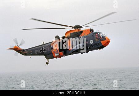 Sar Helicopter della Marina tedesca che raccoglie l'ispettore della Marina, Ansgar Bethge, e scorta alla nave da addestramento Deutschland, 26 maggio 1982, Mar Baltico, Germania Foto Stock