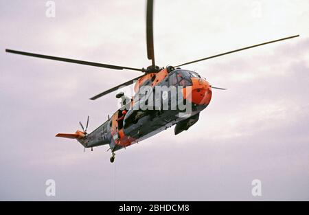 Sar Helicopter della Marina tedesca che raccoglie l'ispettore della Marina, Ansgar Bethge, e scorta alla nave da addestramento Deutschland, 26 maggio 1982, Mar Baltico, Germania Foto Stock