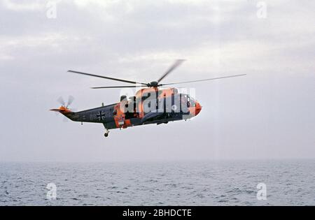 Sar Helicopter della Marina tedesca che raccoglie l'ispettore della Marina, Ansgar Bethge, e scorta alla nave da addestramento Deutschland, 26 maggio 1982, Mar Baltico, Germania Foto Stock