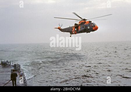 Sar Helicopter della Marina tedesca che raccoglie l'ispettore della Marina, Ansgar Bethge, e scorta alla nave da addestramento Deutschland, 26 maggio 1982, Mar Baltico, Germania Foto Stock