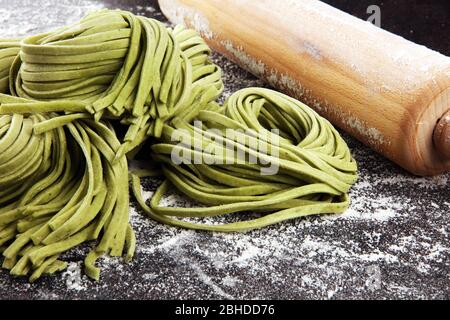 Primo piano di tagliatelle crude, fresche e fatte in casa. Pasta fresca tradizionale italiana cruda Foto Stock