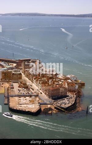 Vista di Old Portsmouth, Isle of Wight, Spihead e l'ingresso del porto dalla piattaforma panoramica, Spinnaker Tower, Gunwharf Quay, Portsmouth, Regno Unito Foto Stock