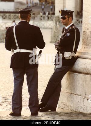 I poliziotti italiani si rilassano e parlano fuori dal Vaticano, Roma, Italia Foto Stock