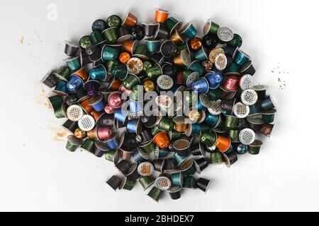 Una pila di capsule di caffè Nespresso usate su sfondo bianco pronte per il riciclaggio. Foto Stock