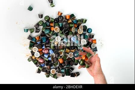 Una pila di capsule di caffè Nespresso usate su sfondo bianco pronte per il riciclaggio. Foto Stock