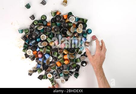 Una pila di capsule di caffè Nespresso usate su sfondo bianco pronte per il riciclaggio. Foto Stock