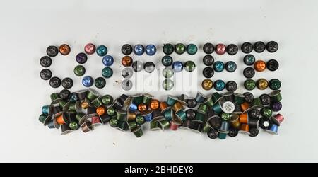 La parola caffè è stata scritta in capsule di cialde Nespresso usate pronte per il riciclaggio. Foto Stock