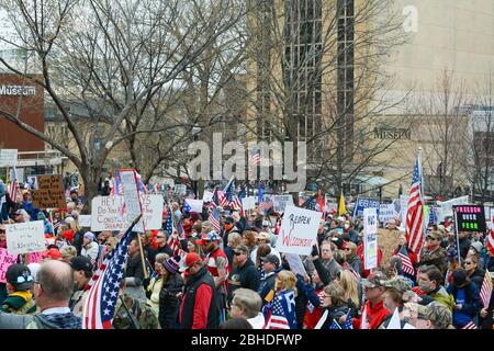 Manifestanti nella città del Campidoglio di Madison, WISCONSIN. Protestando per l'ordine prolungato di soggiorno in casa il Governatore ha consegnato. Foto Stock