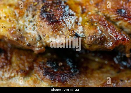 Macro su una succulenta e deliziosa bistecca di manzo cotta in una padella Foto Stock