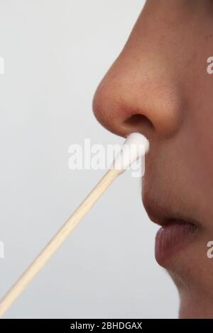 Bambino che prende il tampone. Esame medico. Bambino di prova medico. Foto Stock