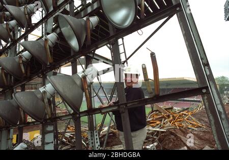 I famosi vecchi proiettori dello stadio Molineux sono stati smantellati da Bill Pilbeam 28/5/1993 Foto Stock