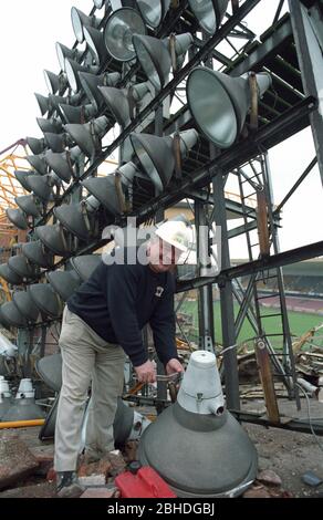 I famosi vecchi proiettori dello stadio Molineux sono stati smantellati da Bill Pilbeam 28/5/1993 foto di DAVID BAGNALL Foto Stock