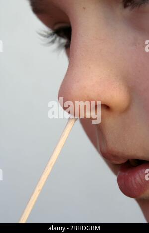 Bambino che prende il tampone. Esame medico. Bambino di prova medico. Foto Stock
