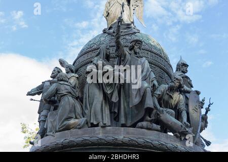 Millennio della Russia (Monumento al 1000) a Novgorod Cremlino in un giorno d'estate Foto Stock
