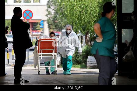 Belgrado, Serbia. 24 Aprile 2020. Presso il principale centro di emergenza di Belgrado, il personale medico trasporta il corpo di persona deceduto per gli effetti della malattia COVID-19 causata dalla SARS-cov-2 a Belgrado, Serbia, 24 aprile 2020. Credit: Koca Sulejmanovic/Alamy Live News Foto Stock