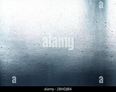 sfondo astratto - bolle d'aria sulla superficie di vetro della bottiglia piatta con il closeup dell'acqua Foto Stock