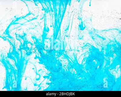 bolle d'aria sulla superficie di vetro della bottiglia piatta e inchiostro acquamarinico che si dissolve in acqua sullo sfondo Foto Stock