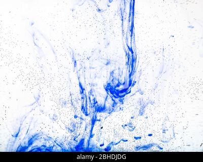 bolle d'aria sulla superficie di vetro della bottiglia piatta e inchiostro blu che si dissolve in acqua sullo sfondo Foto Stock