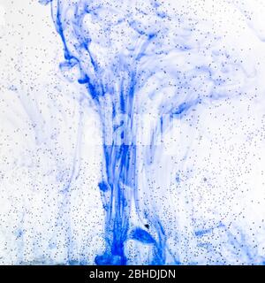 bolle d'aria sulla superficie di vetro della bottiglia piatta e acquerelli blu che si dissolve in acqua sullo sfondo Foto Stock