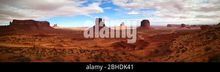 Monument Valley, vista panoramica sull'altopiano del Colorado all'interno della Riserva della Nazione Navajo con le famose buttes Mitten Butte e Merrick Butte Foto Stock