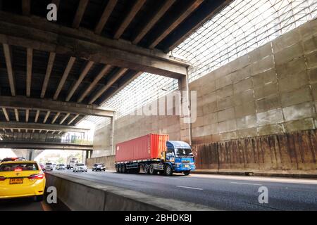 Il grande camion sta navigando nel grande tunnel di Bangna strada di Bangkok, Thailandia 5 gennaio 2019 Foto Stock