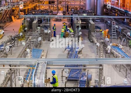 Johannesburg, Sudafrica - 11 luglio 2017: Impianto di imbottigliamento delle birrerie sudafricane in fase di aggiornamento della sua linea di assemblaggio Foto Stock