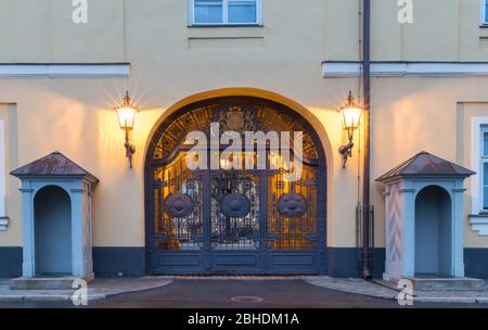 Porta d'ingresso del palazzo presidenziale a riga, Lettonia. Foto Stock