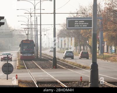 PRAGA, CZECHIA - 31 OTTOBRE 2019: Tram di Praga, o chiamato Prazske tramvaje, modello Skoda 15T, in una fermata nel quartiere Branik. Gestito da DPP, è il Foto Stock