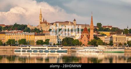 Panorama del lato Buda di Budapest al tramonto Foto Stock