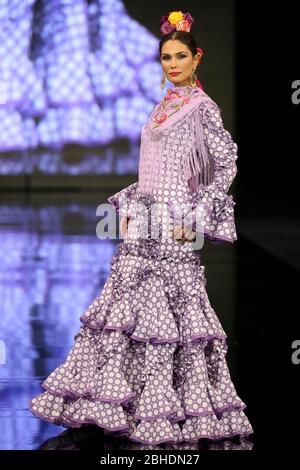 SEVILLA, SPAGNA - GENNAIO 30: Modello con abito della collezione Laranjeira del designer Pilar vera nell'ambito della SIMOF 2020 (Photo credit: Mickael Chavet)