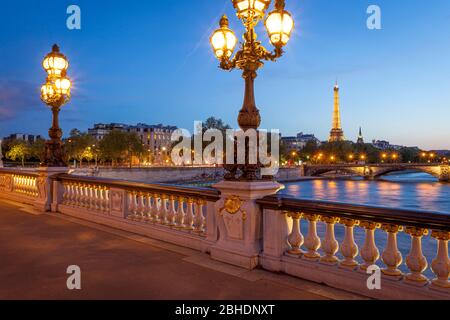 Vista serale della Torre Eiffel da Pont Alexandre III, Parigi, Ile-de-France, Francia Foto Stock