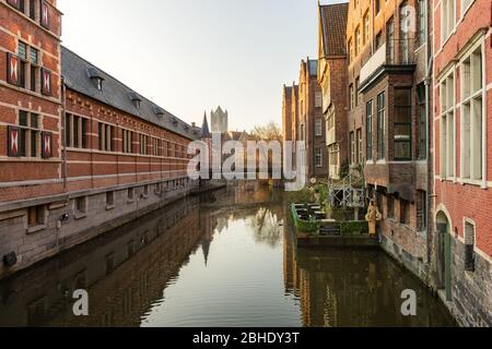 Gand, Belgio - 9 aprile 2020: Il mercato del pesce Vecchio, con la terrazza galleggiante di Maison Elza in primo piano Foto Stock