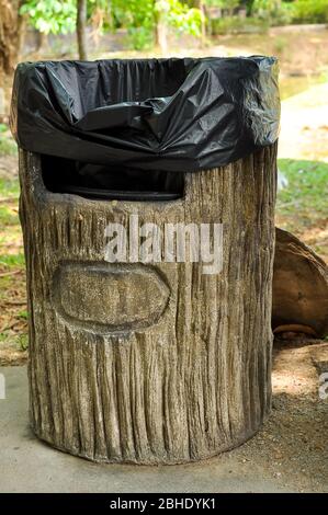 I bidoni sono progettati per assomiglia ad un pezzo di legno è stato messo nel giardino. Foto Stock