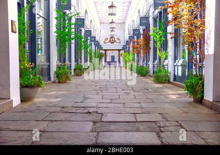 Covent Garden Market, un punto di riferimento iconico nel cuore del West End di Londra, famoso per i suoi negozi di moda e ristoranti Foto Stock