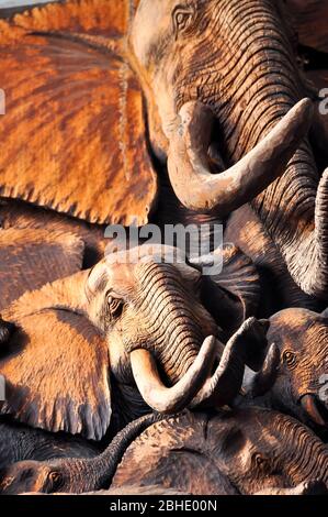 Elefante africano intagliato in legno con lunghe zanne. Foto Stock