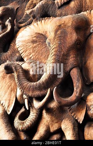 Elefante africano intagliato in legno con lunghe zanne. Foto Stock