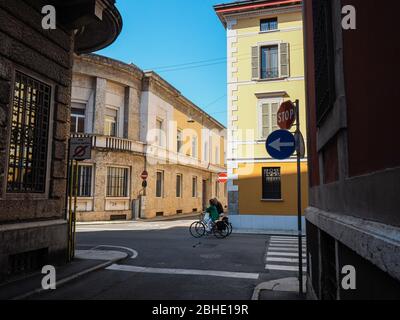 Cremona, Lombardia, Italia - 25 aprile 2020 - deserte città paesaggi nel centro e la vita quotidiana della città durante lo scoppio coronavirus città di chiusura Foto Stock