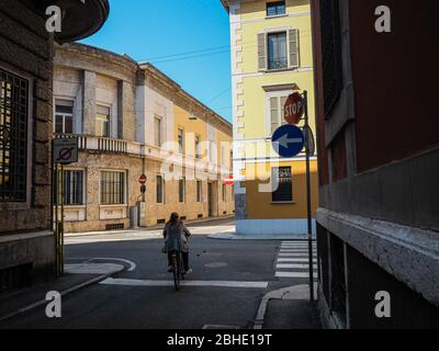 Cremona, Lombardia, Italia - 25 aprile 2020 - deserte città paesaggi nel centro e la vita quotidiana della città durante lo scoppio coronavirus città di chiusura Foto Stock