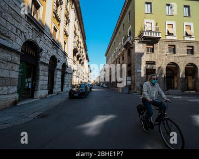 Cremona, Lombardia, Italia - 25 aprile 2020 - deserte città paesaggi nel centro e la vita quotidiana della città durante lo scoppio coronavirus città di chiusura Foto Stock