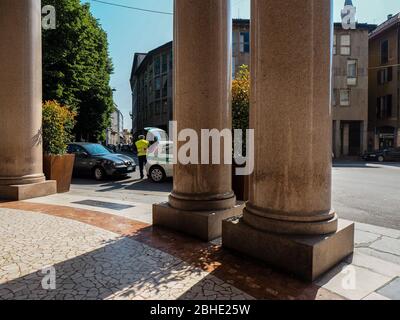 Cremona, Lombardia, Italia - 25 aprile 2020 - deserte città paesaggi nel centro e la vita quotidiana della città durante lo scoppio coronavirus città di chiusura Foto Stock
