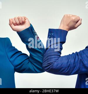 Gomito bump - un nuovo e sicuro modo di saluto per evitare la diffusione di coronavirus (COVID-19), un'alternativa alla stretta di mano e hugging Foto Stock